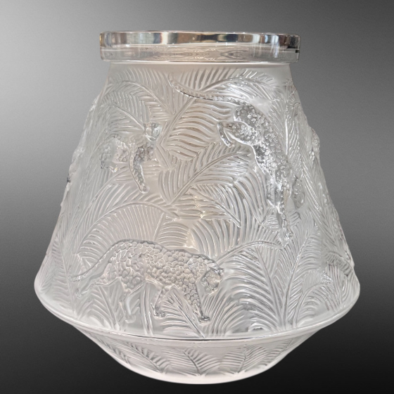 Ваза "Джунгли", Франция, фирма "Lalique", XX век Ваза "Джунгли", Франция, фирма "Lalique", XX век