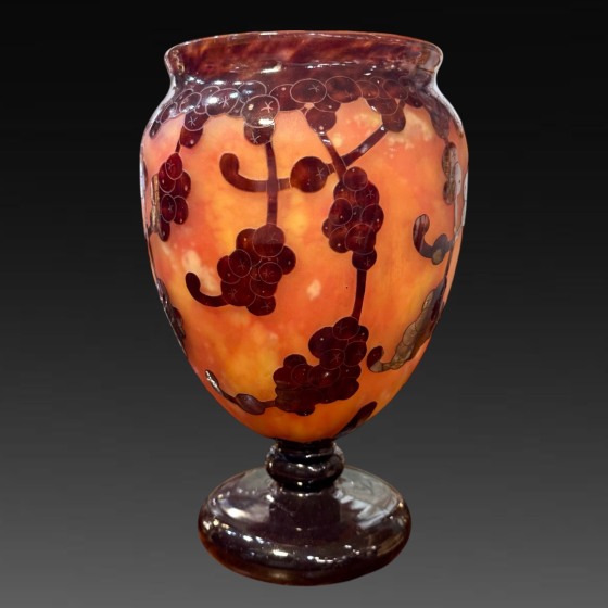 Ваза с виноградным орнаментом, Франция, фирма "La Verre", 1920-1930-е гг. Ваза с виноградным орнаментом, Франция, фирма "La Verre", 1920-1930-е гг.