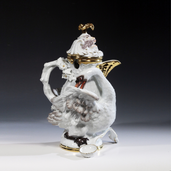 Чайник с ложкой из Лебединого сервиза, Германия, мануфактура «Мейсен», XX век, Кендлер И.И. Чайник с ложкой из Лебединого сервиза, Германия, мануфактура «Мейсен», XX век, Кендлер И.И.