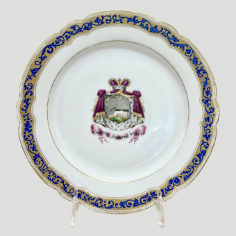 Тарелка с гербом и девизом «Совесть закон божий», Франция, фирма