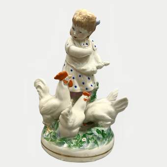 Девочка кормит кур, СССР, Дулёвский фарфоровый завод, 1956 г., Малышева Н.А.