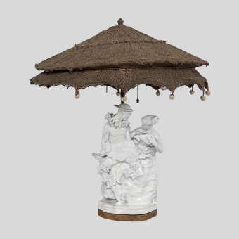 Лампа c фарфоровой скульптурой «Галантная сцена», Германия, KPM, 1920-е гг., Г. Хубач