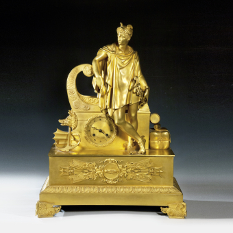 Часы каминные с фигурой