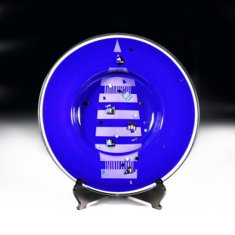 ​Большое синее блюдо с геометрическим рисунком, Италия, 1991 г.