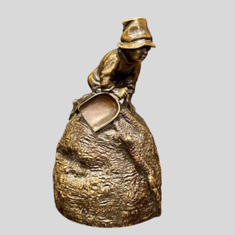 ​Колокольчик «Мальчик с совком на куле», Россия, фабрика 