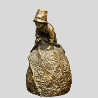 ​Колокольчик «Мальчик с совком на куле», Россия, фабрика "Ф. Шопен", 1875-1880-е гг.