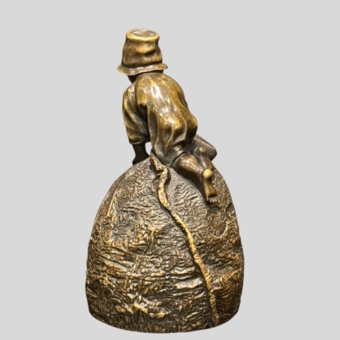 ​Колокольчик «Мальчик с совком на куле», Россия, фабрика "Ф. Шопен", 1875-1880-е гг.