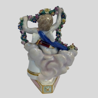 Скульптура «Амур с венком», Германия, мануфактура «Мейсен», XIX век, М.-В. Асье