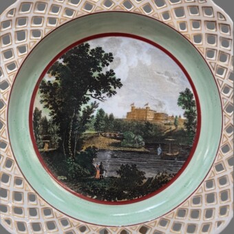 ​Тарелка с видом Гатчинского дворца, Россия, ИФЗ, 1810-1820-е гг.