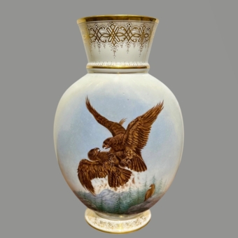 Ваза «Охотник с беркутом», Россия, Товарищество Кузнецова, 1892-1917 гг.