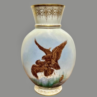 Ваза «Охотник с беркутом», Россия, Товарищество Кузнецова, 1892-1917 гг.