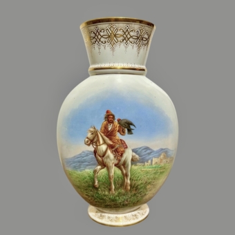 Ваза «Охотник с беркутом», Россия, Товарищество Кузнецова, 1892-1917 гг.