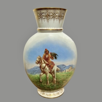 Ваза «Охотник с беркутом», Россия, Товарищество Кузнецова, 1892-1917 гг.