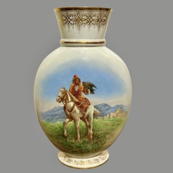 Ваза «Охотник с беркутом», Россия, Товарищество Кузнецова, 1892-1917 гг.